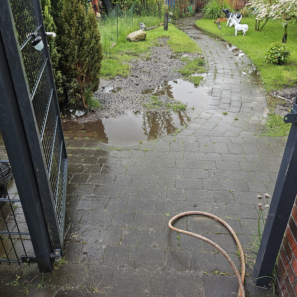 stehendes Wasser nach Regen im Garten